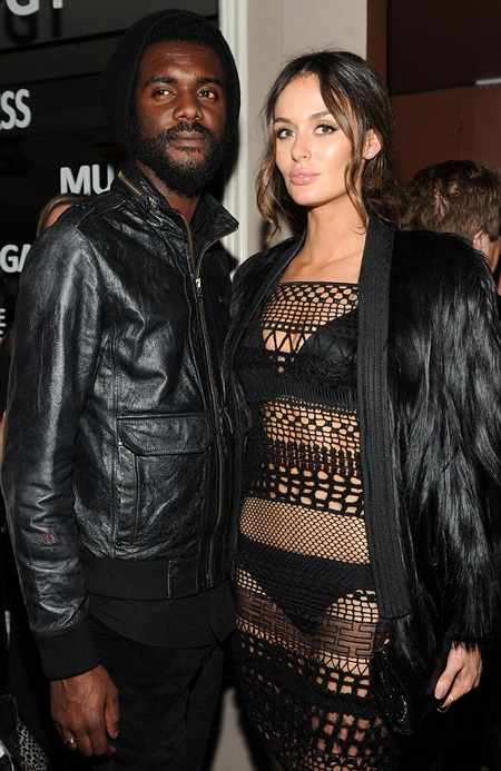 Siêu mẫu Úc gây sốc với váy ren thủng lỗ chỗ - 3 VN