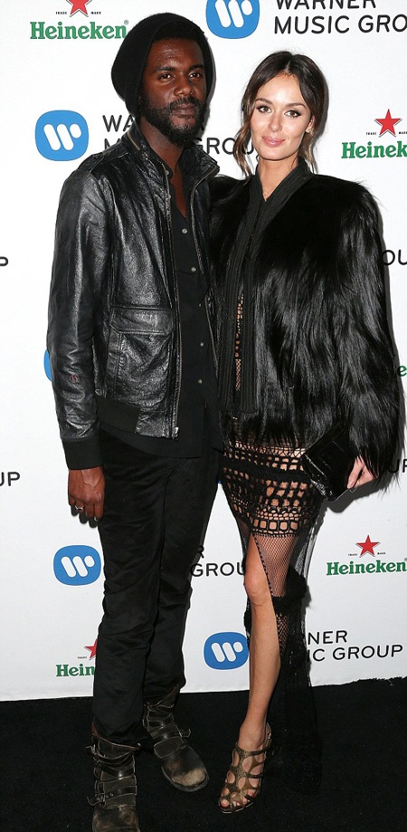 Siêu mẫu Úc gây sốc với váy ren thủng lỗ chỗ - 4 VN