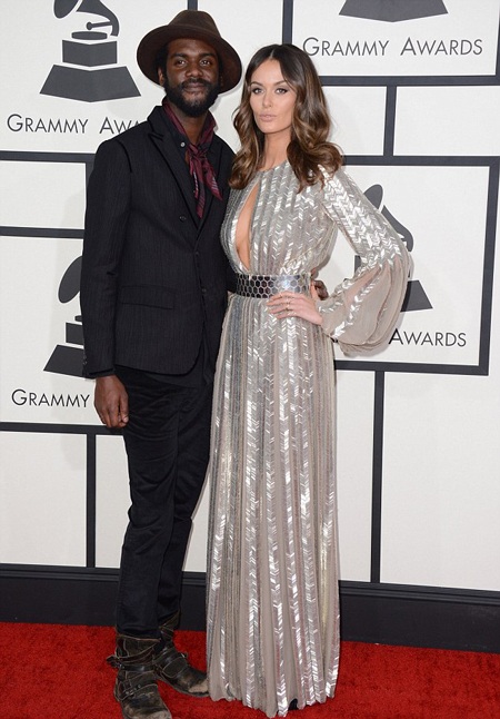 Siêu mẫu Úc gây sốc với váy ren thủng lỗ chỗ - 7 VN