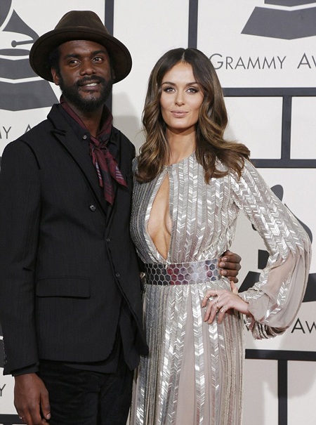 Siêu mẫu Úc gây sốc với váy ren thủng lỗ chỗ - 8 VN