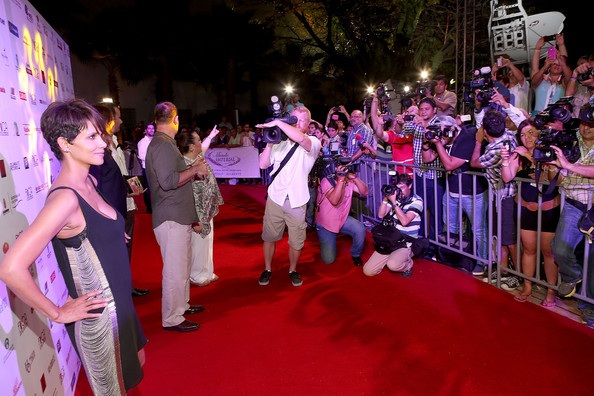 Halle Berry tái xuất gợi cảm sau 4 tháng sinh con - 11 VN