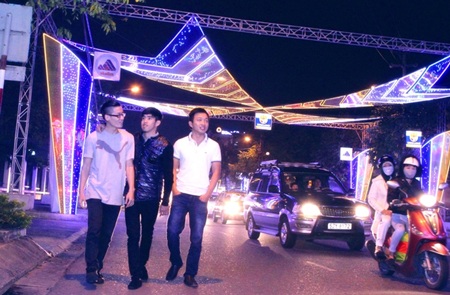 Tản bộ phố xuân dần trở thành một thú vui của các bạn trẻ