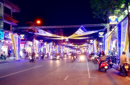 Tản bộ phố xuân dần trở thành một thú vui của các bạn trẻ