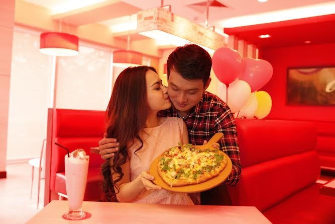 8/3 ý nghĩa với món quà “nhìn là thích, nếm là yêu” - 1 Phái đẹp bảo đảm sẽ ngất ngây với món quà độc đáo Pizza tình yêu!
