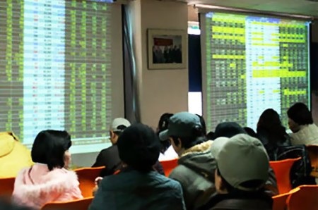 Lạm phát thấp bất ngờ, thị trường vẫn thận trọng - 1 Lạm phát thấp bất ngờ, thị trường vẫn thận trọng