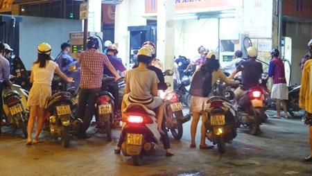 Dân chen chúc mua xăng chạy giá mới