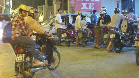 Dân chen chúc mua xăng chạy giá mới