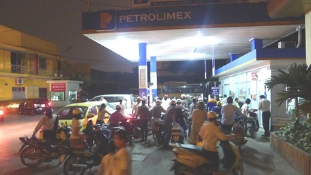 Dân chen chúc mua xăng chạy giá mới