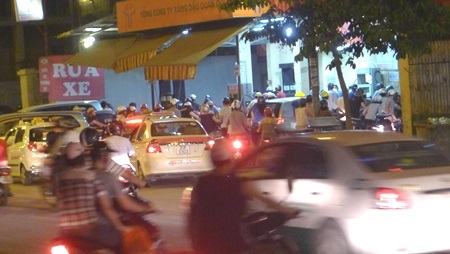 Dân chen chúc mua xăng chạy giá mới