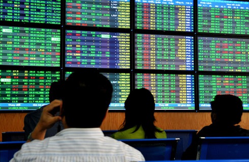 EIB tiếp tục bùng nổ thỏa thuận hơn 19 triệu cổ phiếu phiên đầu tháng - 1 Nhiều bluechips cầm cự giá tham chiếu phiên đầu tháng, thanh khoản thấp.