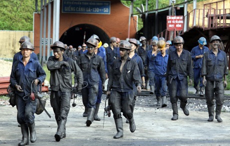 Vinacomin bị S&P hạ xếp hạng