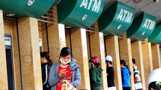 Phí "đè" chủ thẻ ATM: Chỉ khuyến khích doanh nghiệp hỗ trợ - 1 Rút tiền qua thẻ ATM tại TP.HCM - Ảnh: Thanh Đạm