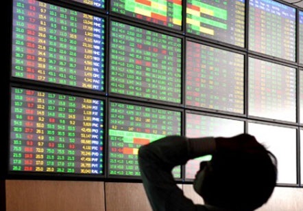 Do hiện tượng chốt lời diễn ra cuối phiên nên một số mã giảm điểm và giảm sàn vì lực cung mạnh.