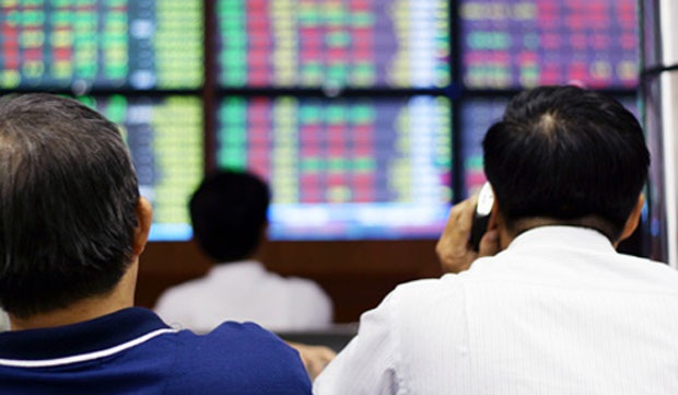 Chi mạnh tiền mặt "hốt" cổ phiếu trước Tết - 1 Dư giả tiền mặt, nhà đầu tư vẫn quyết định cầm giữ và mua vào cổ phiếu.