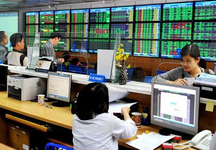 Khoảng cách tăng giảm hai sàn tới...9 điểm! - 1 Mã lớn tăng kéo VN-Index tăng điểm mạnh dù có nhiều mã trên thị trường bị xả mạnh.