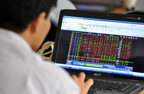 Cổ phiếu bất động sản đua nhau tăng trần - 1 Rủi ro với thị trường vẫn còn khi thanh khoản 2 sàn đang duy trì mức thấp.