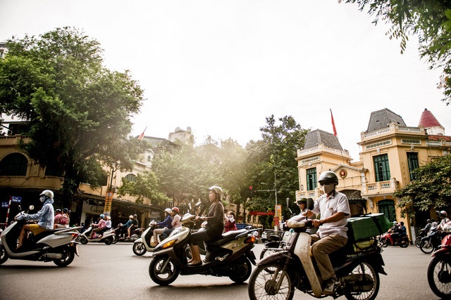 Hạ lãi suất, nửa mừng nửa lo... - 2 Tốc độ tăng GDP Việt Nam trong năm 2012 đã xuống thấp nhất 13 năm (ảnh: Bloomberg).