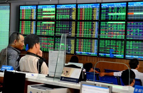 “Vượt cạn” thành công, VN-Index tăng gần 6 điểm - 1 Nhà đầu tư đang rất thận trọng trước quyết định trở lại thị trường.