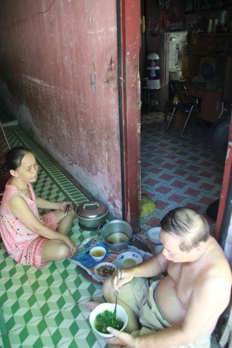 Rùng mình sống trong "cụ" chung cư chờ sập - 11 Mảng tường nào cũng bị nứt nẻ, bong tróc.