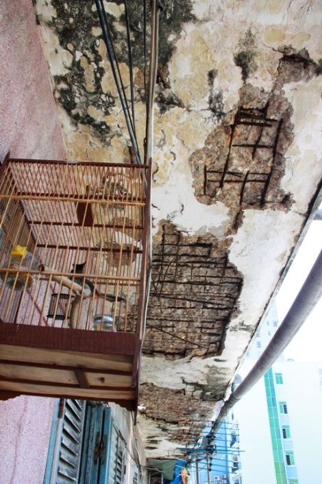 Rùng mình sống trong "cụ" chung cư chờ sập - 2 Rùng mình sống trong cụ chung cư chờ sập