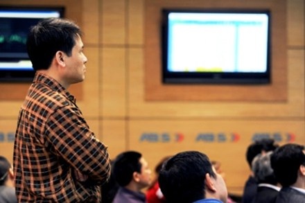 “Cơn bão” giảm giá nhuốm đỏ thị trường chứng khoán - 1 Những mã bị khối ngoại bán ròng mạnh như ITA, DPM... đều giảm sâu.