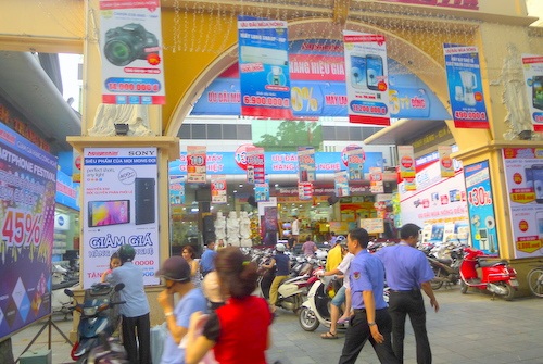 Tâm lý chung của người tiêu dùng là ham rẻ (Ảnh minh hoạ: BD)