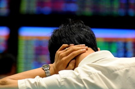 300 mã đỏ sàn, VN-Index mất hơn 8 điểm - 1 300 mã đỏ sàn, VN-Index mất hơn 8 điểm