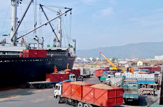 Xuất khẩu mặt hàng điện thoại di động và linh kiện chậm lại trong khi xuất khẩu dệt may tăng tốc.