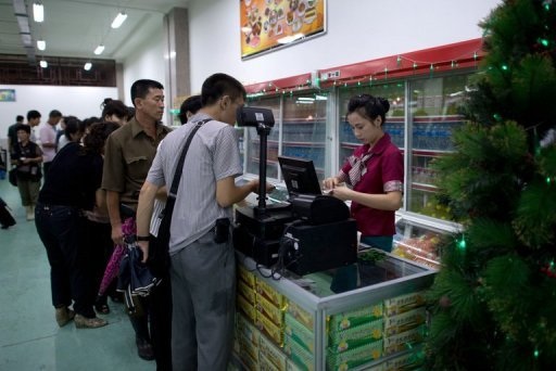Người Triều Tiên tiêu tiền như thế nào? - 4 Khách hàng mua thức ăn và đồ uống tại siêu thị ở Bình Nhưỡng.