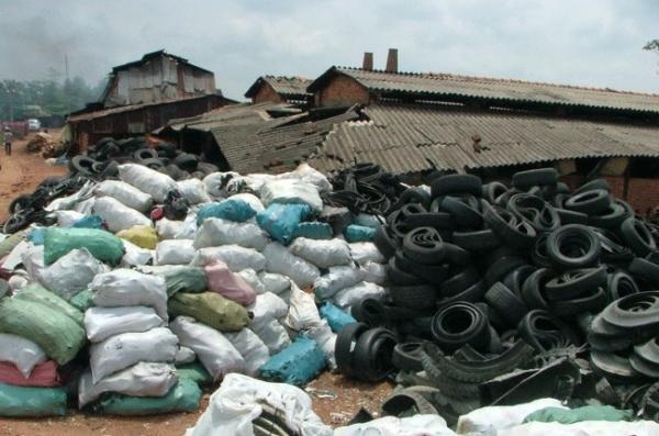 Đua nhau xin mua lốp ô tô cũ tồn cảng