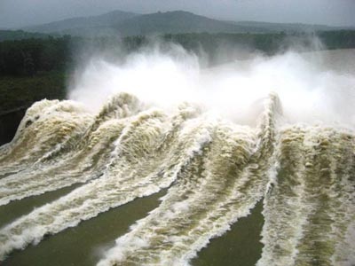 EVN phủ nhận xả lũ gây tác động xấu đến vùng hạ du - 1 Việc xả lũ với cường độ lớn đã gây ngập lụt cho vùng hạ du, gây bức xúc dư luận thời gian vừa qua.