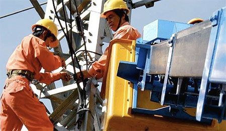 Sếp EVN nghỉ hưu 3 năm vẫn bị cấm tiết lộ bí mật công việc - 1 Nếu EVN không kịp trả nợ, người lao động cũng không được tăng lương và bị cắt thưởng.