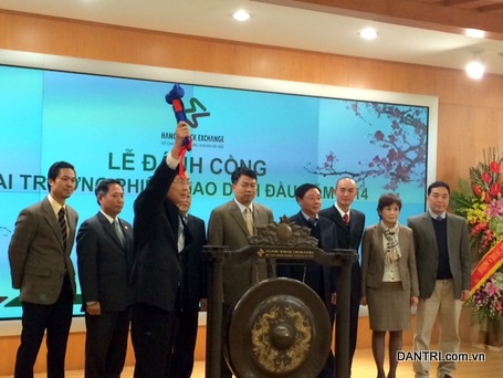 Lễ đánh cồng khai trương phiên giao dịch đầu năm mới diễn ra sáng 2/1/2014 (ảnh: BD).