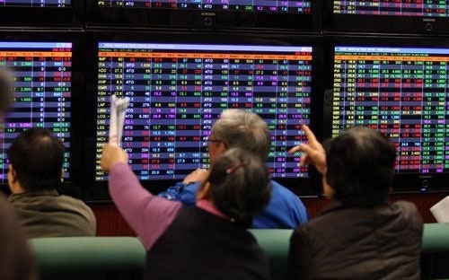 VN-Index xuyên thủng ngưỡng 550 điểm, lập đỉnh 4 năm - 1 Nhiều nhà đầu tư đã kiếm bộn từ chứng khoán dịp giáp Tết.