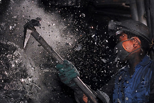 Tăng giá than bán cho điện, Vinacomin công bố lãi đậm - 1 Mặc dù có kế hoạch giảm lương, nhưng thu nhập của lao động Vinacomin vẫn tăng nhẹ trong năm 2013.