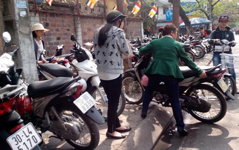 Dịch vụ trông xe vẫn chặt chém khách trong mùa lễ Tết (ảnh: Vietnamnet).