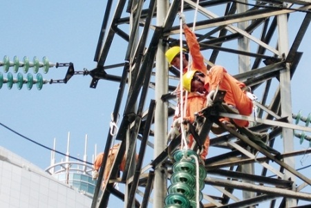 EVN lãi vượt dự tính trong năm 2013 nhờ hưởng lợi chính sách - 1 Năm 2013 doanh thu bán điện toàn EVN ước đạt 172.470 tỷ đồng, tăng gần 20% so với năm 2012.