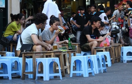 Bia vỉa hè khó quản lý về vệ sinh an toàn thực phẩm.