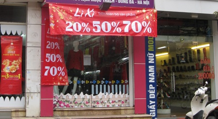 Dân "lười" mua sắm làm khó tăng trưởng GDP - 1 Sức mua yếu, nhiều cửa hàng bán lẻ tung chiêu giảm giá ồ ạt.