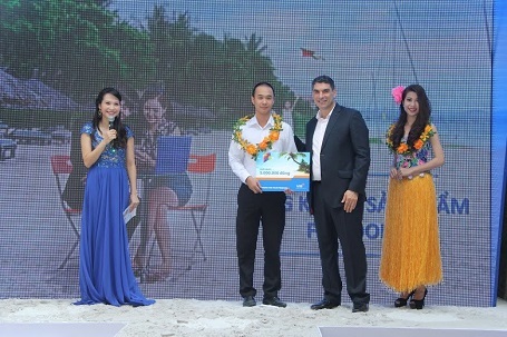 Ông Rahn Wood trao quà cho khách tham dự chương trình