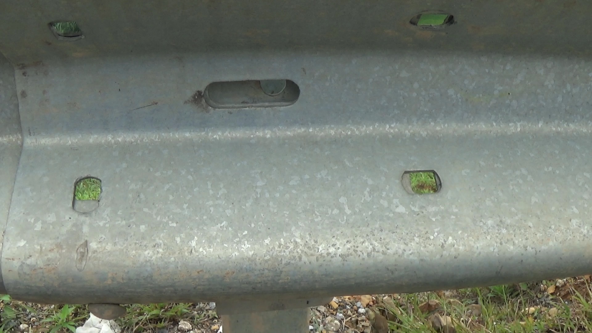 Hàng loạt đinh ốc "không cánh mà bay" trên cao tốc Hà Nội - Lào Cai - 3 Rất nhiều hộ lan trên tuyến đường cao tốc Hà Nội - Lào Cai thiếu đinh ốc, bu lông.