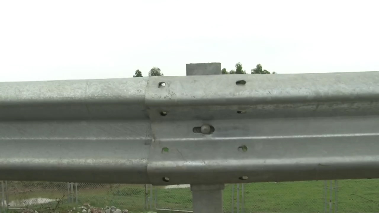 Hàng loạt đinh ốc "không cánh mà bay" trên cao tốc Hà Nội - Lào Cai - 1 Hàng loạt đinh ốc không cánh mà bay trên cao tốc Hà Nội - Lào Cai