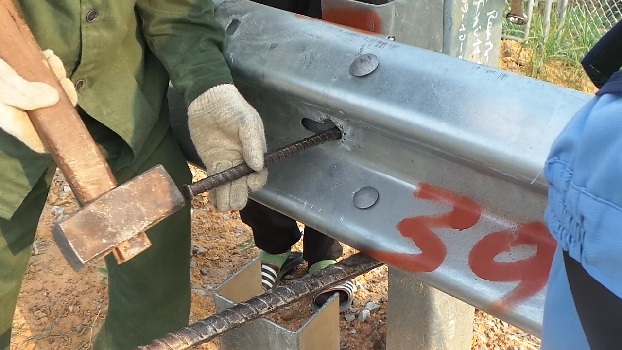 Lộ mặt thủ phạm vụ đinh ốc biến mất trên tuyến cao tốc Hà Nội - Lào Cai - 2 Công nhân tiến hành việc lắp ráp ốc vít, bu lông ở những điểm còn thiếu, bị mất trộm