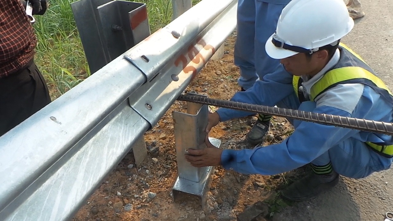 Lộ mặt thủ phạm vụ đinh ốc biến mất trên tuyến cao tốc Hà Nội - Lào Cai - 1 Công nhân tiến hành việc lắp ráp ốc vít, bu lông ở những điểm còn thiếu, bị mất trộm