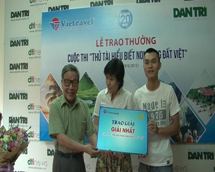 Trao thưởng bạn đọc giành giải cuộc thi "Thử tài hiểu biết non sông Đất Việt" - 1 Nhà báo Nguyễn Lương Phán, Phó TBT báo điện tử Dân trí trao giải Nhất tuần cho 2 bạn đọc may mắn