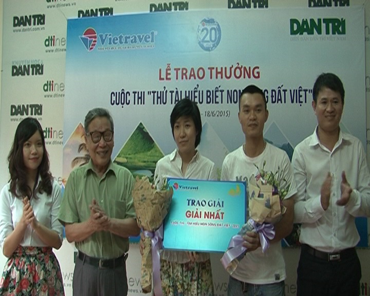 Trao thưởng bạn đọc giành giải cuộc thi "Thử tài hiểu biết non sông Đất Việt" - 2 Nhà báo Nguyễn Lương Phán, Phó TBT báo điện tử Dân trí trao giải Nhất tuần cho 2 bạn đọc may mắn