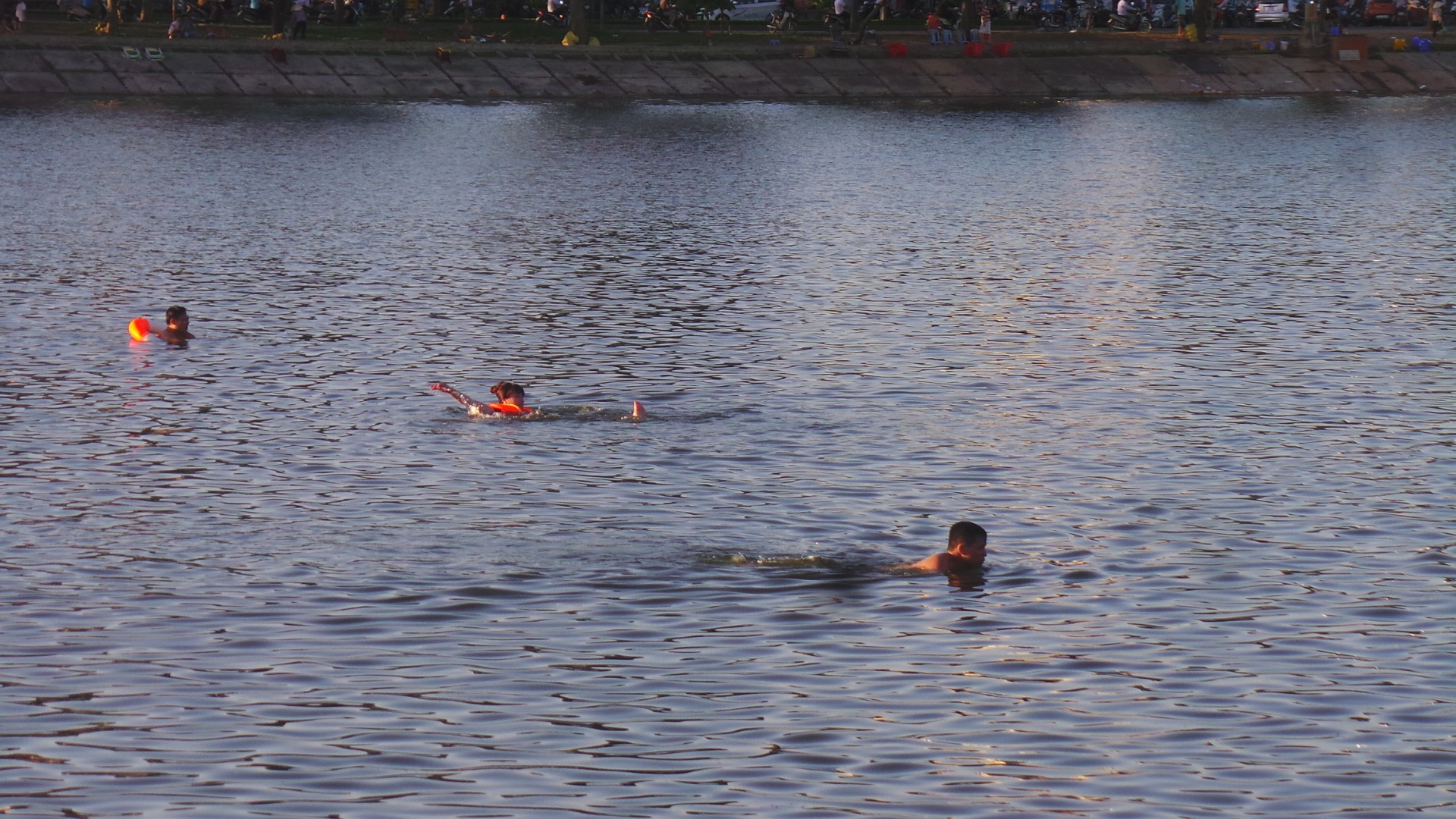 Hà Nội: Giỡn mặt với tử thần vì nắng nóng