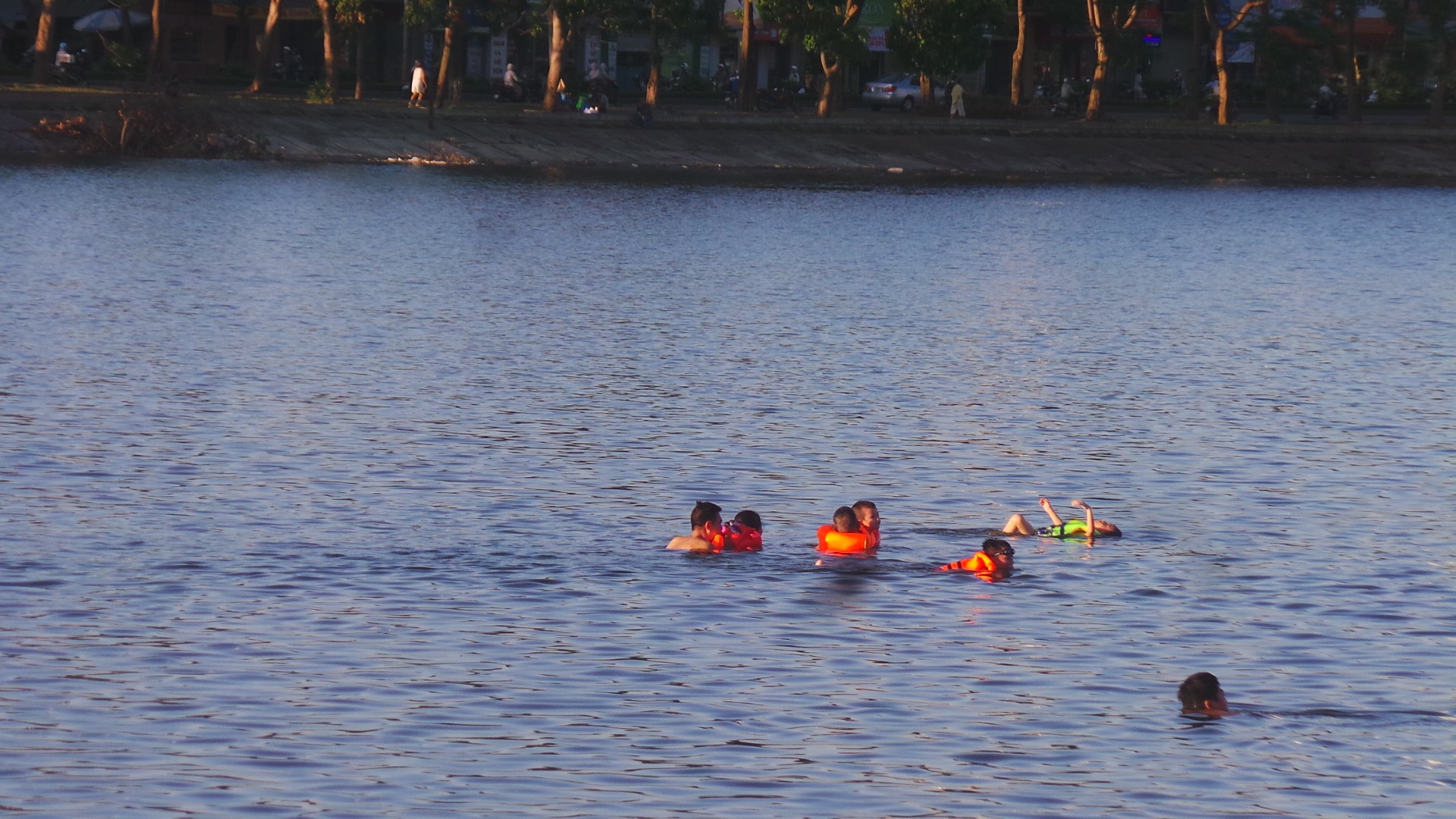 Có những người chỉ dùng một miếng xốp...