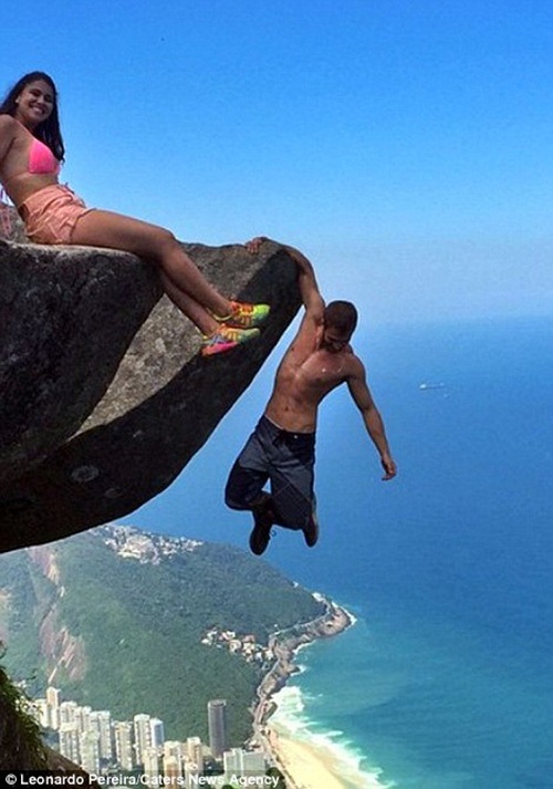  Khoảnh khắc gây thót tim của cặp đôi chênh vênh trên vách đá