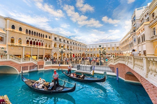 Dạo chơi trên những con thuyền gỗ nằm trong khuôn viên mua sắm của The Venetian Hotel, Las Vegas.